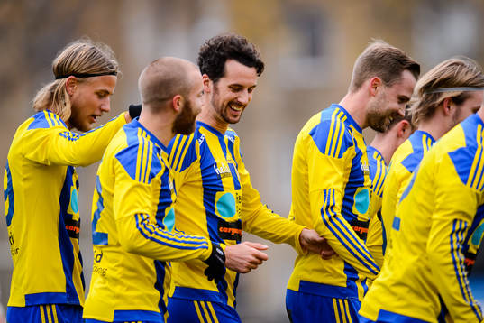 Eskilsminnes Filip Egger jublar efter 1-1