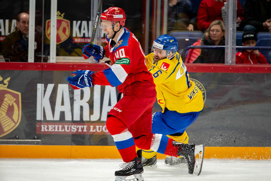 Evgeni Ketov #40, RUS go around the Mikael Wikstrand #6,