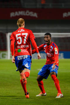 Helsingborgs Markus Holgersson jublar med Mohammed Abubakari efter 1-1