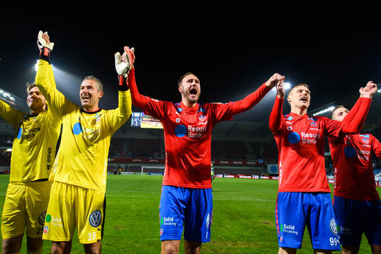 Helsingborgs Daniel Andersson, Andreas Granqvist  och Andri Runar Bjarnason  jublar