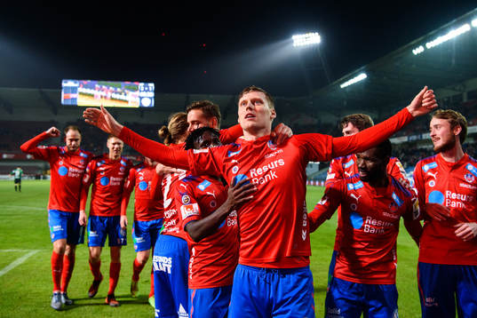 Helsingborgs spelare jublar med Andri Runar Bjarnason (m) efter hans 2-1 mål