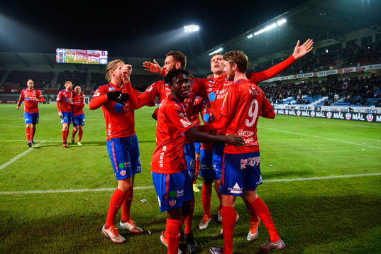 Helsingborgs spelare jublar med Andri Runar Bjarnason (m) efter hans 2-1 mål