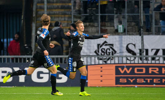 IFK Göteborgs Benjamin Nygren gör 0-1 och jublar