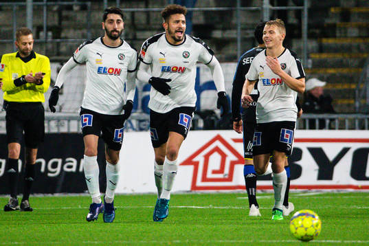 Örebros Nahir Besara och Fabio De Sousa Silva jublar efter 1-2