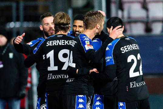 IFK Göteborgs spelare jublar efter 1-3