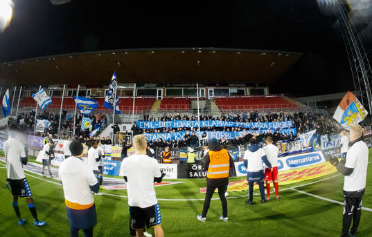 IFK Göteborgs spelarna tackar fansen efter matchen med en tröja med texten tack för att ni finns