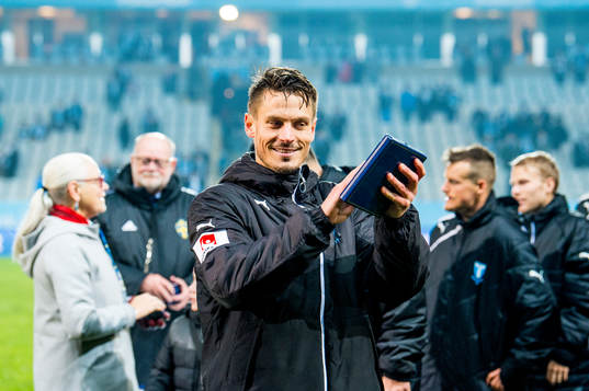 Malmö FFs Markus Rosenberg tar emot tredje pris