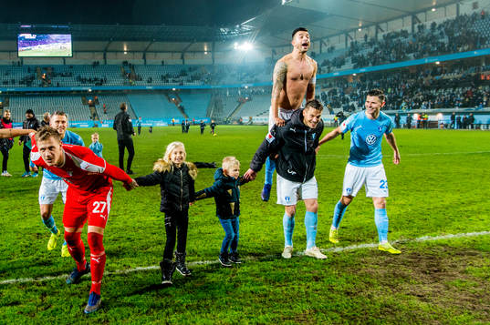 Malmö FFs målvakt Johan Dahlin, Markus Rosenberg, Behrang Safari och Marcus Antonsson jublar med barnen