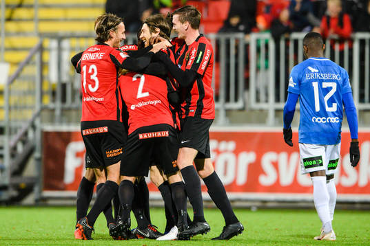 Brommapojkarnas Markus Gustafsson jublar med lagkamrater efter 3-0