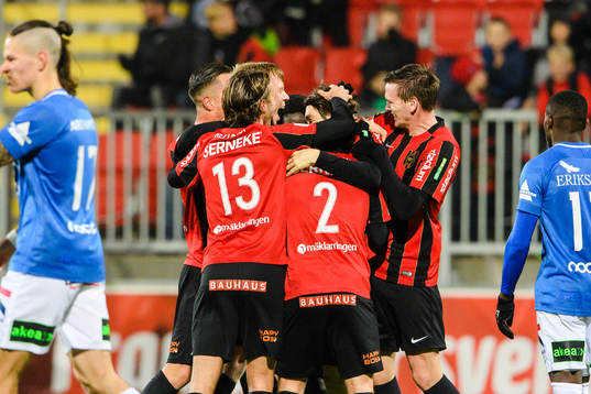 Brommapojkarnas Markus Gustafsson jublar med lagkamrater efter 3-0