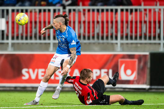 Trelleborgs Isak Jönsson i en duell med Brommapojkarnas
