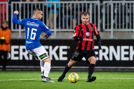 Trelleborgs Oscar Johansson i en duell med Brommapojkarnas