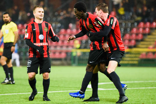 Brommapojkarnas Jack Lahne jublar med lagkamrater efter 2-0