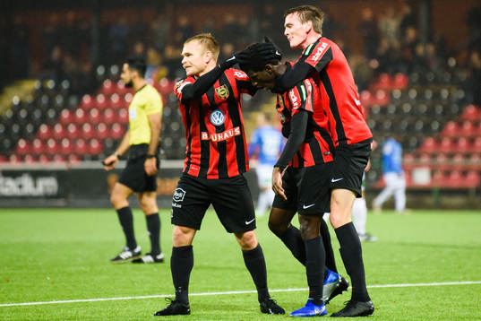 Brommapojkarnas Jack Lahne jublar med lagkamrater efter 2-0