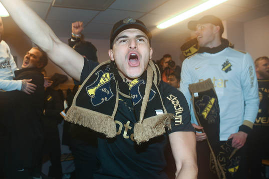 s Tarik Elyounoussi jublar efter fotbollsmatchen i Allsvenskan mellan Kalmar FF och AIK den 11 november 2018 i Kalmar.