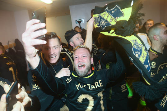s Daniel Sundgren jublar efter fotbollsmatchen i Allsvenskan mellan Kalmar FF och AIK den 11 november 2018 i Kalmar.
