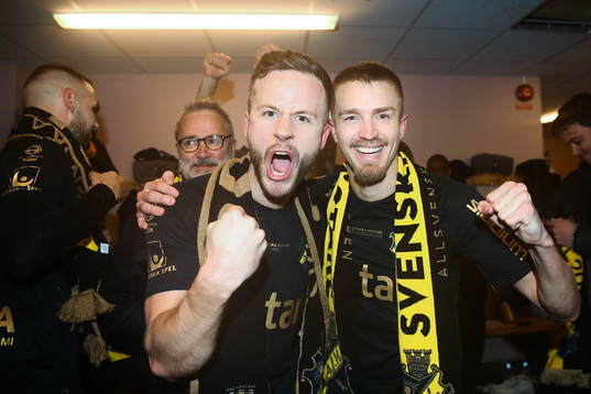 s Robert Lundström och Rasmus Lindkvist jublar