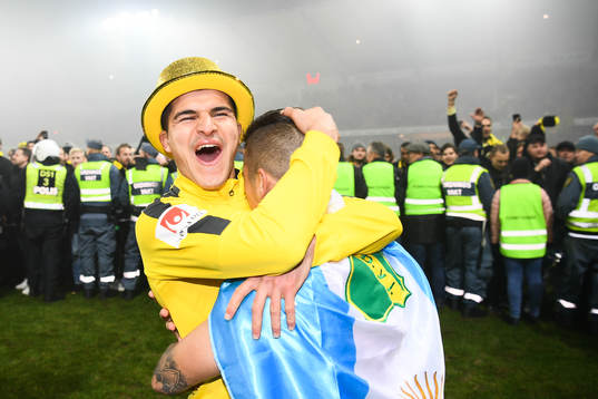s Tarik Elyounoussi och Nicolas Stefanelli kramas och jublar efter fotbollsmatchen i Allsvenskan mellan Kalmar FF och AIK den 11 november 2018 i Kalmar.