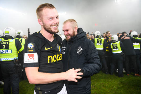 s Sebastian Larsson och assisterande tränare Patric Jildefalk kramas och jublar efter fotbollsmatchen i Allsvenskan mellan Kalmar FF och AIK den 11 november 2018 i Kalmar.