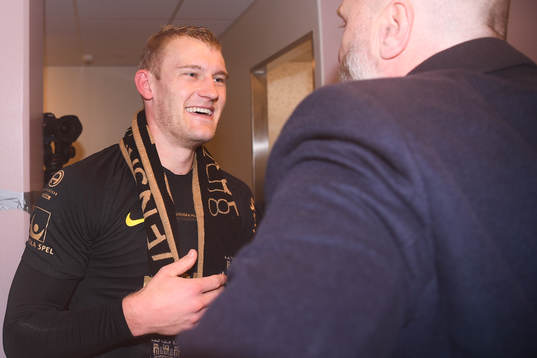 s Robin Jansson pratar med sportchef Björn Wesström