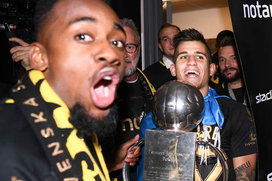 s Nicolas Stefanelli med Lennart Johanssons pokal jublar