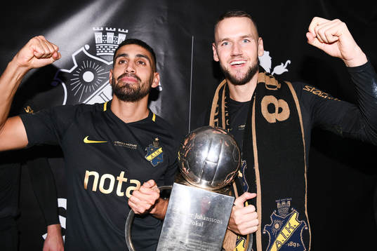 s Stefan Silva och Alexander Milosevic jublar med Lennart