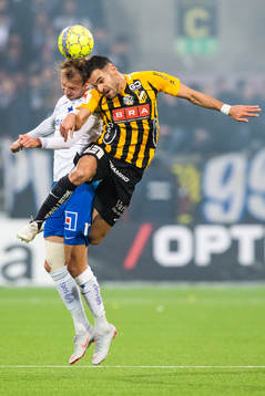 Norrköpings Lars Christian Krogh Gerson och Häckens Mervan Celik i kamp om bollen