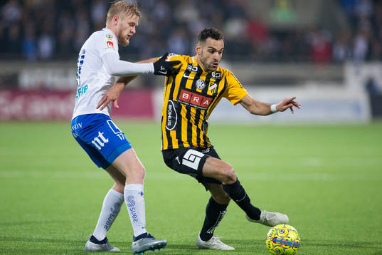 Norrköpings Kalle Holmberg i kamp med Häckens Mervan Celik