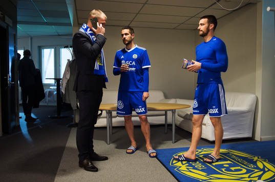 Sundsvalls Tommy Naurin ordnar kaffe åt Juan Jose