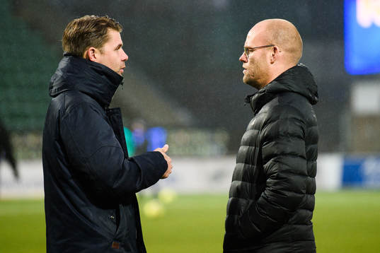 Dalkurds tränare Johan Sandahl och Sundsvalls tränare Joel Cedergren i en konversation