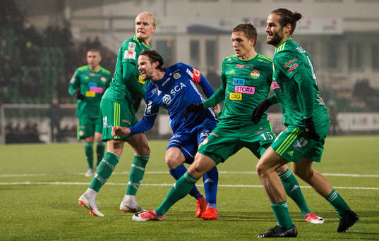 Sundsvalls Linus Hallenius uppvaktas av Dalkurds Henrik