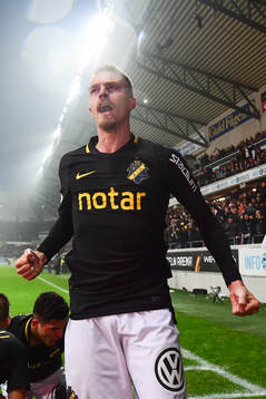 s Rasmus Lindkvist jublar