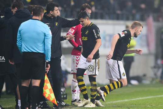 s Tarik Elyounoussi byts ut mot Sebastian Larsson under fotbollsmatchen i Allsvenskan mellan Kalmar och AIK den 11 november 2018 I Kalmar.