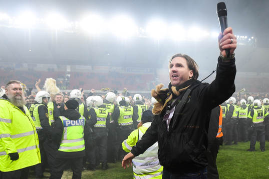 s Nils-Eric Johansson pratar med supportrarna efter fotbollsmatchen i Allsvenskan mellan Kalmar och AIK den 11 november 2018 I Kalmar.