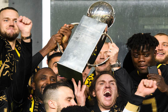 s Henok Goitom och Nils-Eric Johansson höjer Lennart Johanssons pokal efter att AIK vunnit SM-guld efter fotbollsmatchen i Allsvenskan mellan Kalmar och AIK den 11 november 2018 i Kalmar.
