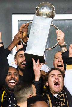 s Henok Goitom och Nils-Eric Johansson höjer Lennart Johanssons pokal efter att AIK vunnit SM-guld efter fotbollsmatchen i Allsvenskan mellan Kalmar och AIK den 11 november 2018 i Kalmar.
