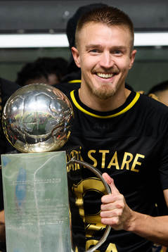 s Rasmus Lindkvist jublar med Lennart Johanssons pokal