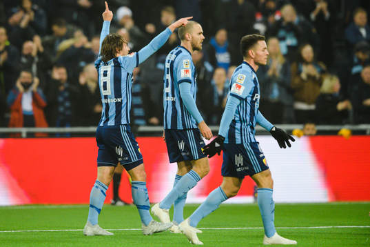 Djurgårdens Kevin Walker jublar med lagkamrater efter 1-0