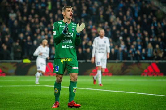 Sirius målvakt Lukas Jonsson jublar