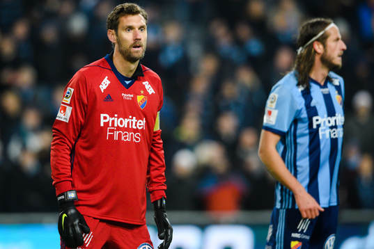 Djurgårdens målvakt Andreas Isaksson och Jonas Olsson