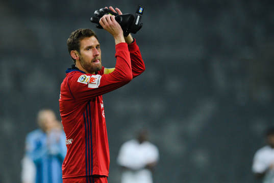 Djurgårdens målvakt Andreas Isaksson tackar publiken