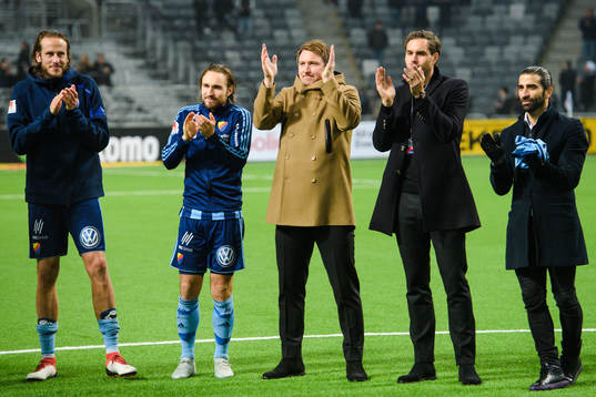 Djurgårdens Jonas Olsson och Kevin Walker samt Kim Källström och Johan Elmander tackar
