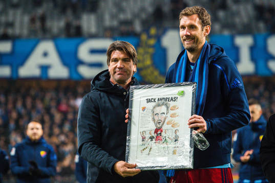 Sportchef Bosse Andersson och Djurgårdens målvakt Andreas Isaksson tackas