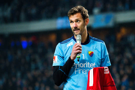 Djurgårdens målvakt Andreas Isaksson tackas