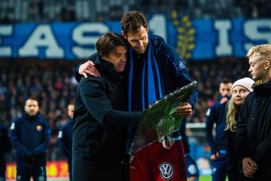 Sportchef Bosse Andersson och Djurgårdens målvakt Andreas Isaksson tackas