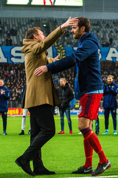 Kim Källström och Djurgårdens målvakt Andreas Isaksson tackas