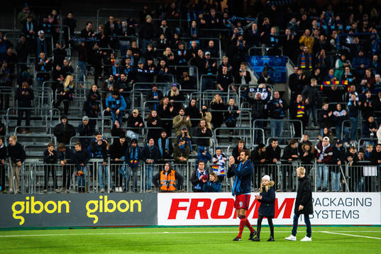 Djurgårdens målvakt Andreas Isaksson tackas