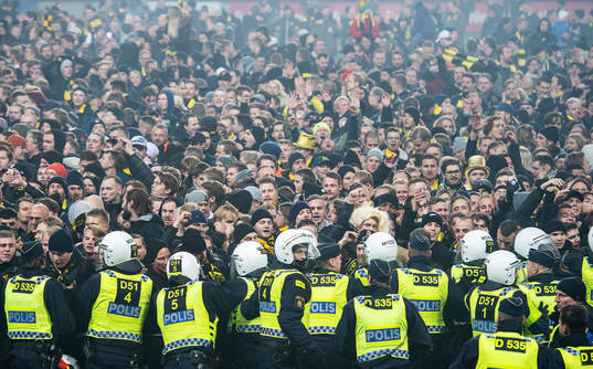 spelarna och supportrarna jublar efter fotbollsmatchen i Allsvenskan mellan Kalmar och AIK den 11 november 2018 i Kalmar.