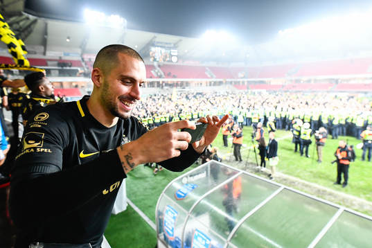 s Panos Dimitriadis jublar och tar en bild mot publiken efter fotbollsmatchen i Allsvenskan mellan Kalmar och AIK den 11 november 2018 i Kalmar.