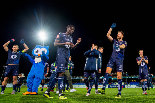 Amidou Diop and the players of Kristiansund celebrate